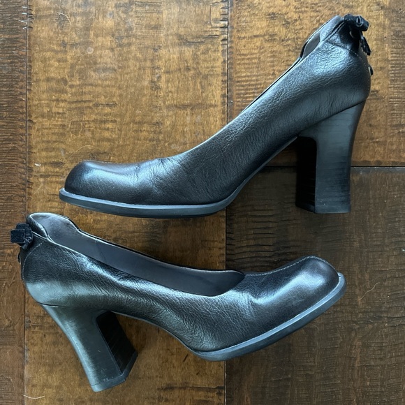 Indigo by Clarks round toed pumps with velvet lace up heel detail sz 7 - Picture 2 of 6